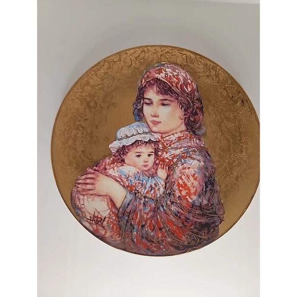 Edna Hibel "Molly and Annie" Mother's Day Collectors Plate - Picture 3 of 6
